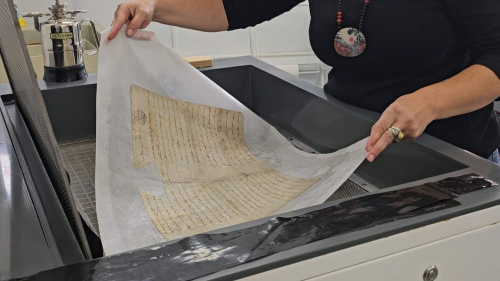 La delicada labor de transformar los documentos históricos de La Palma en una Isla llena de vida