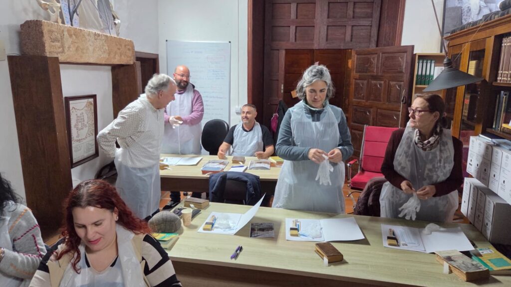 Taller primeros auxilios para documentos y libros antiguos en Teguise